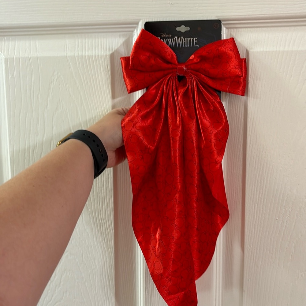 Red Snow White Bow